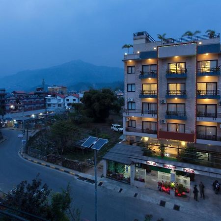 Hotel Queens Park Pokhara Kültér fotó
