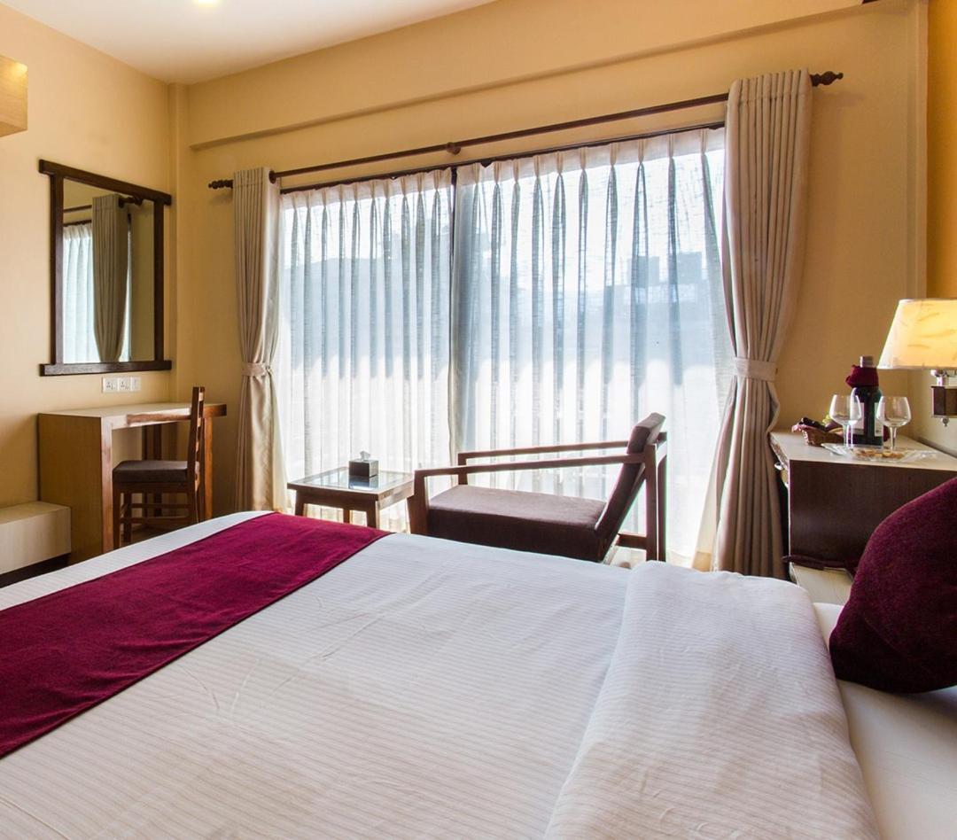 Hotel Queens Park Pokhara Kültér fotó