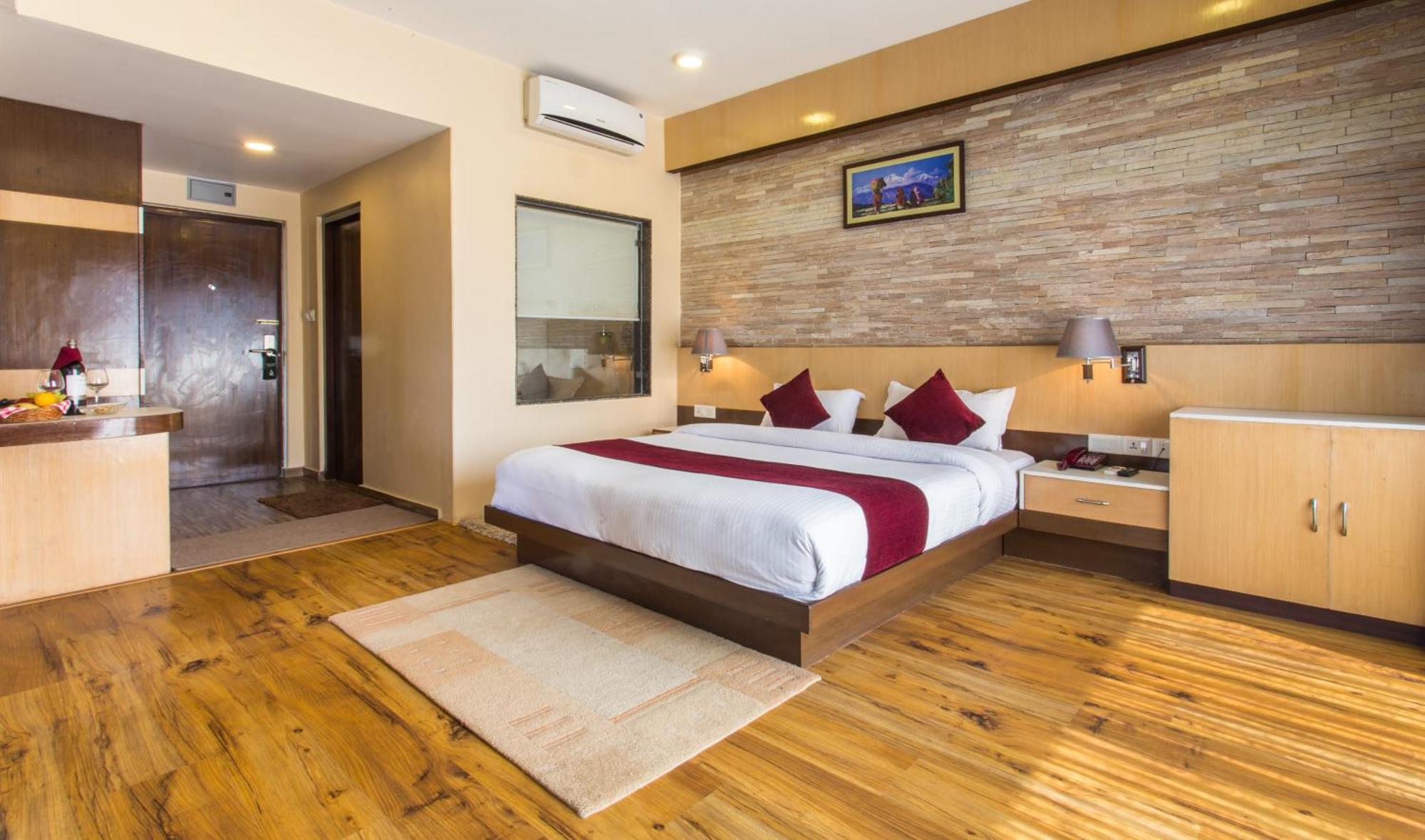 Hotel Queens Park Pokhara Kültér fotó