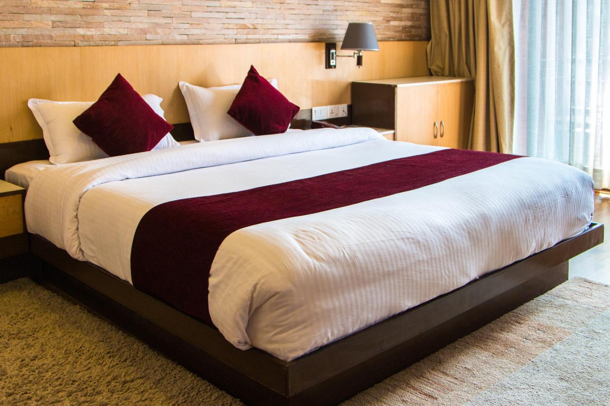 Hotel Queens Park Pokhara Kültér fotó