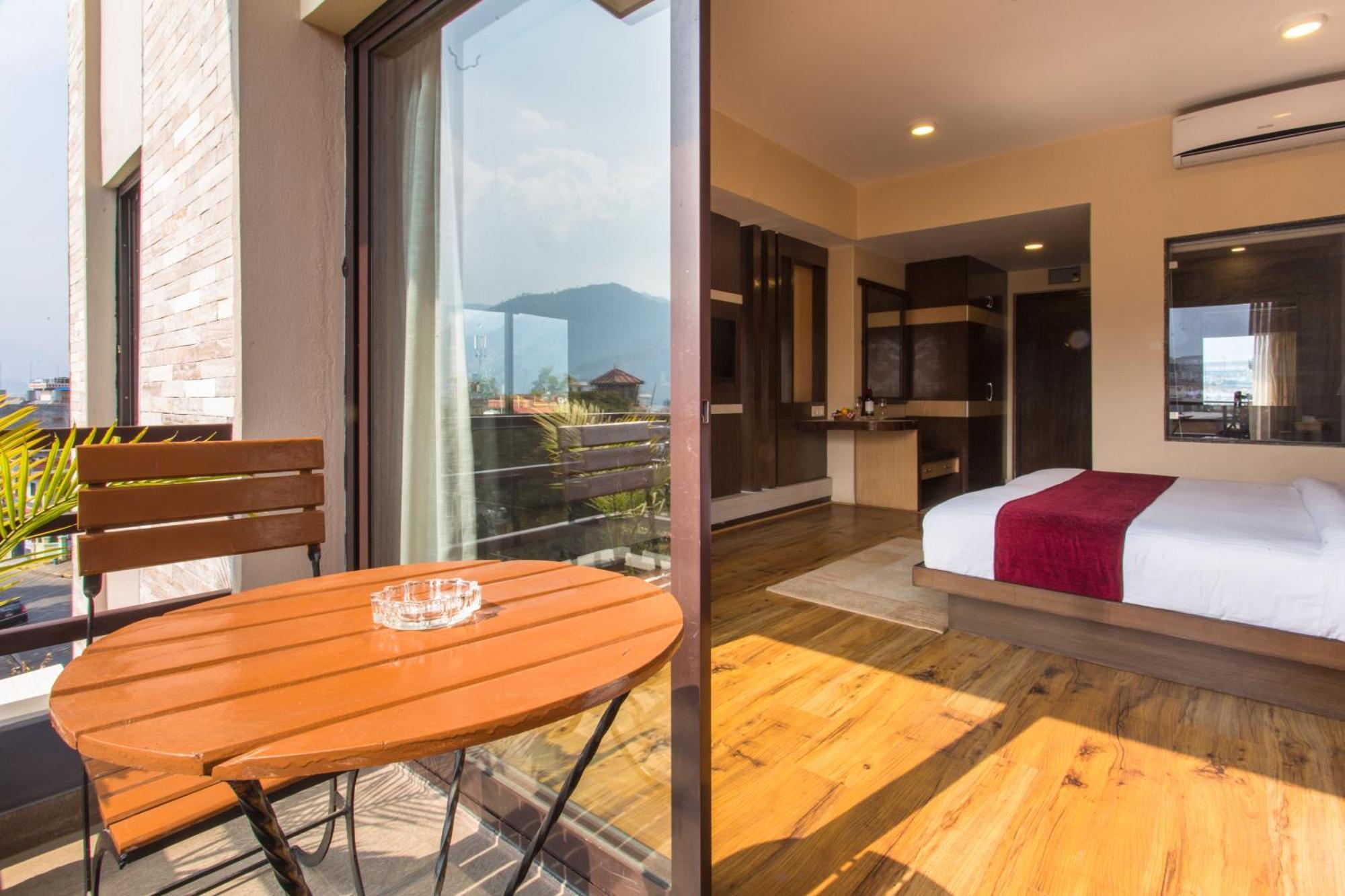 Hotel Queens Park Pokhara Kültér fotó