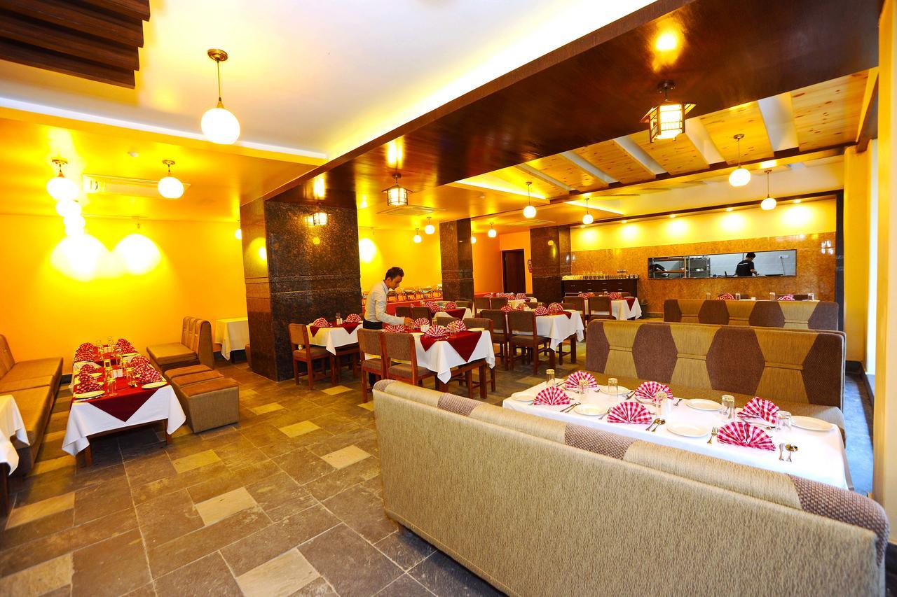 Hotel Queens Park Pokhara Kültér fotó