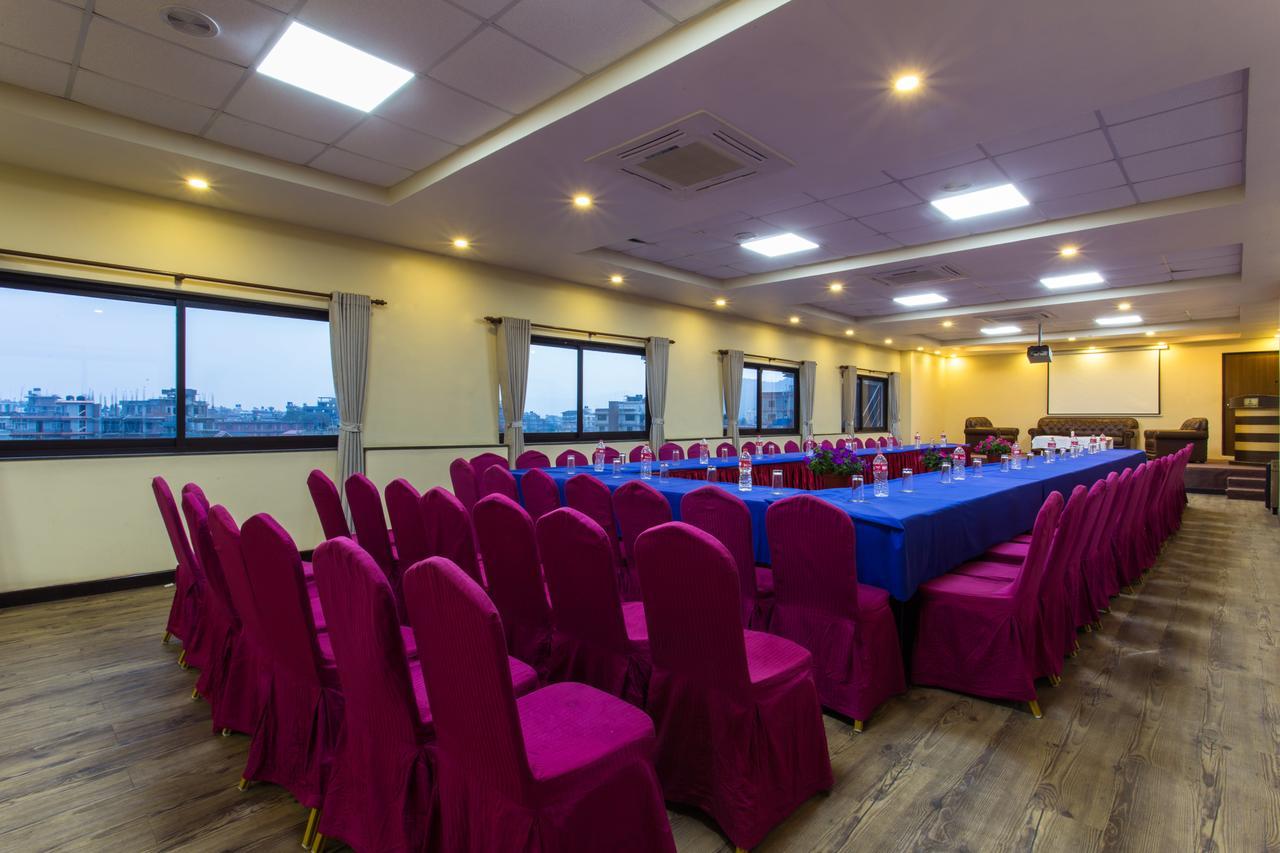 Hotel Queens Park Pokhara Kültér fotó