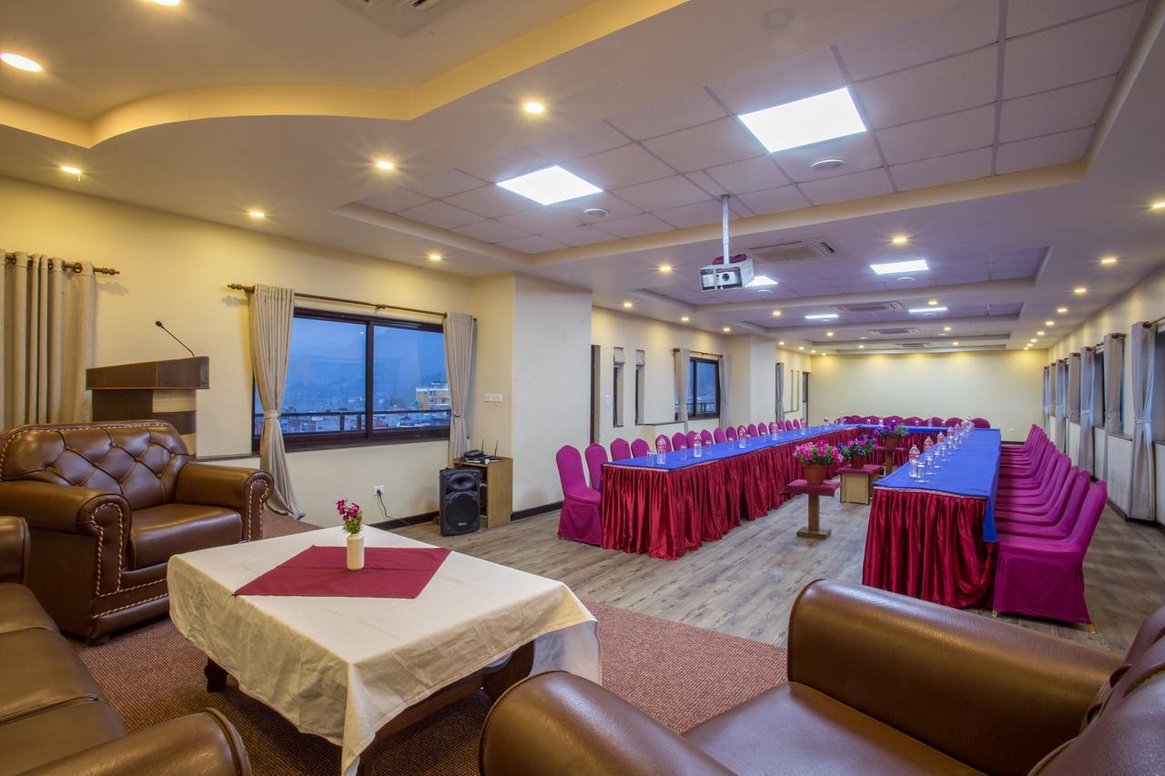 Hotel Queens Park Pokhara Kültér fotó