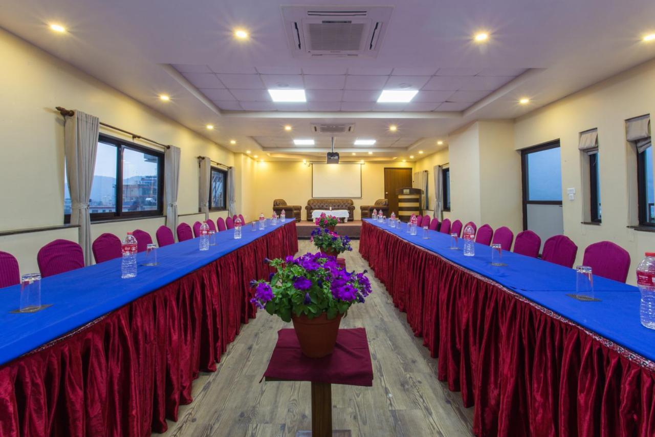 Hotel Queens Park Pokhara Kültér fotó