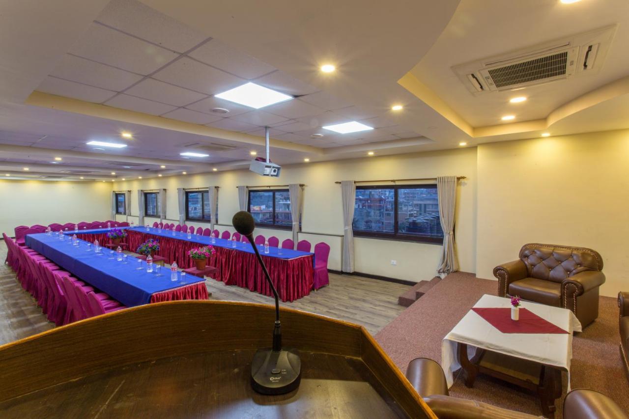 Hotel Queens Park Pokhara Kültér fotó