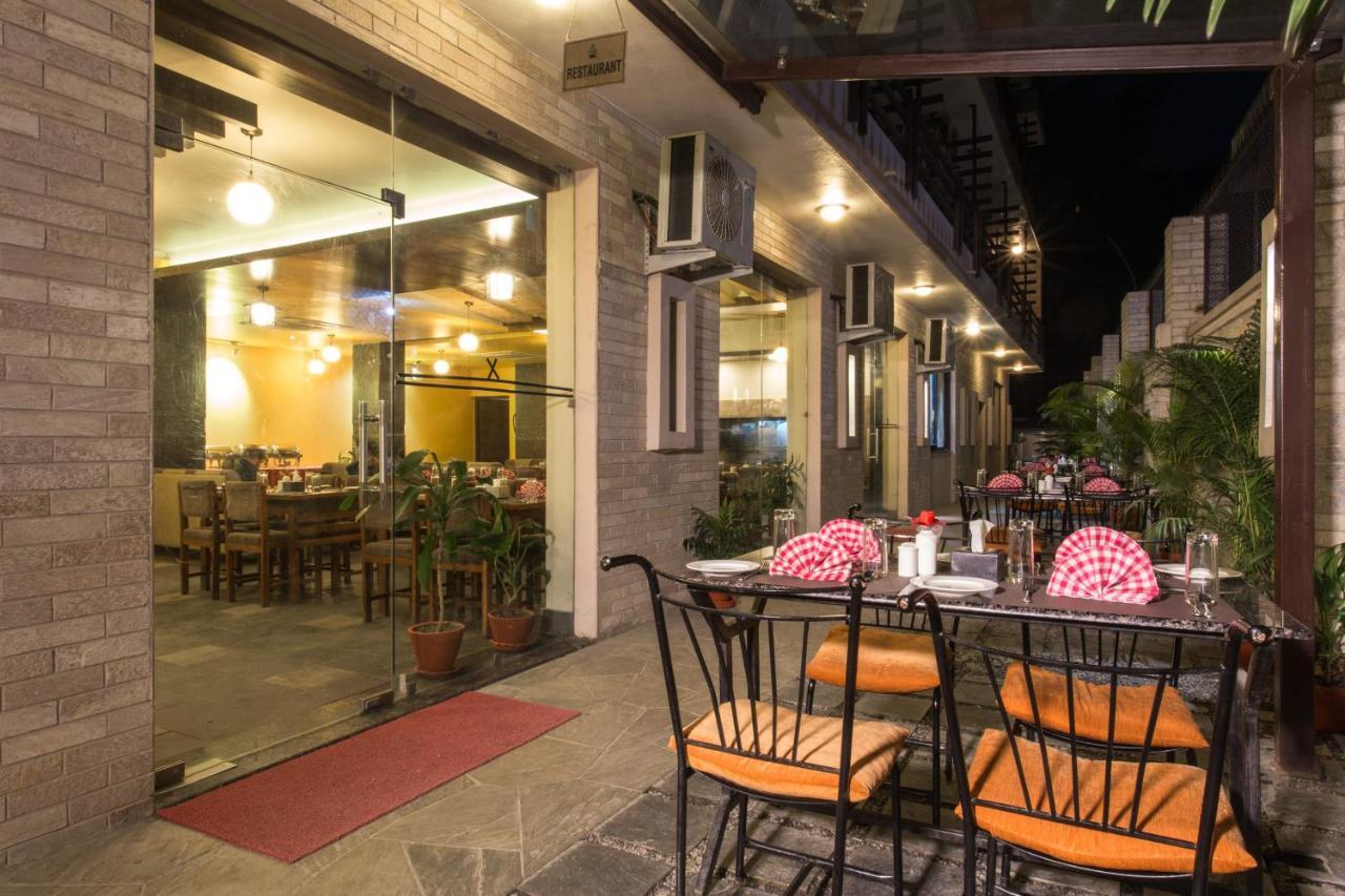 Hotel Queens Park Pokhara Kültér fotó