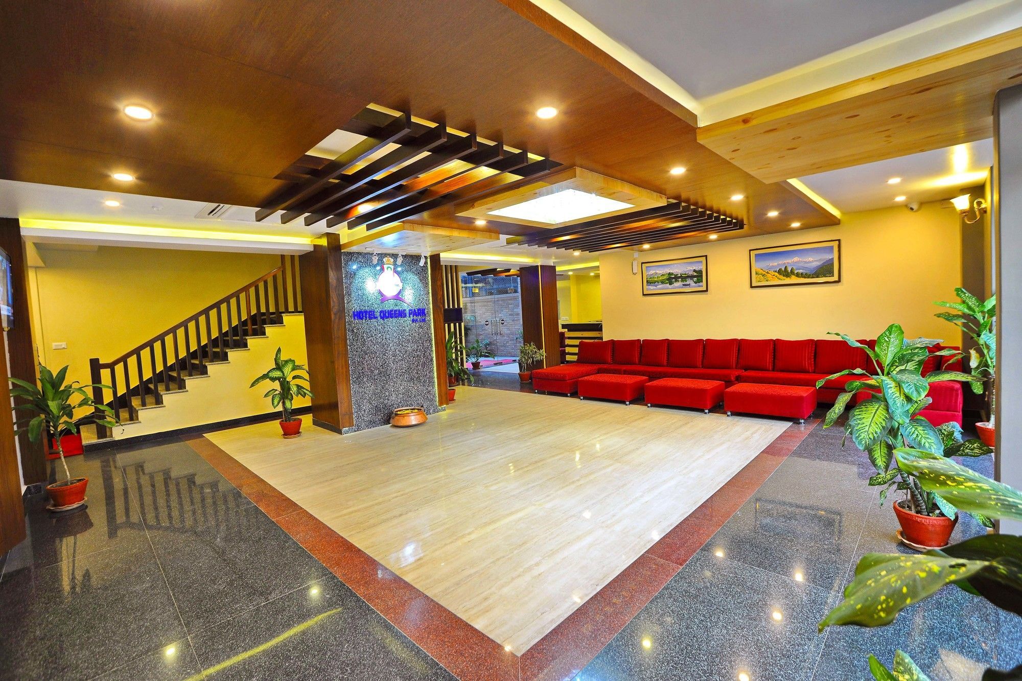 Hotel Queens Park Pokhara Kültér fotó