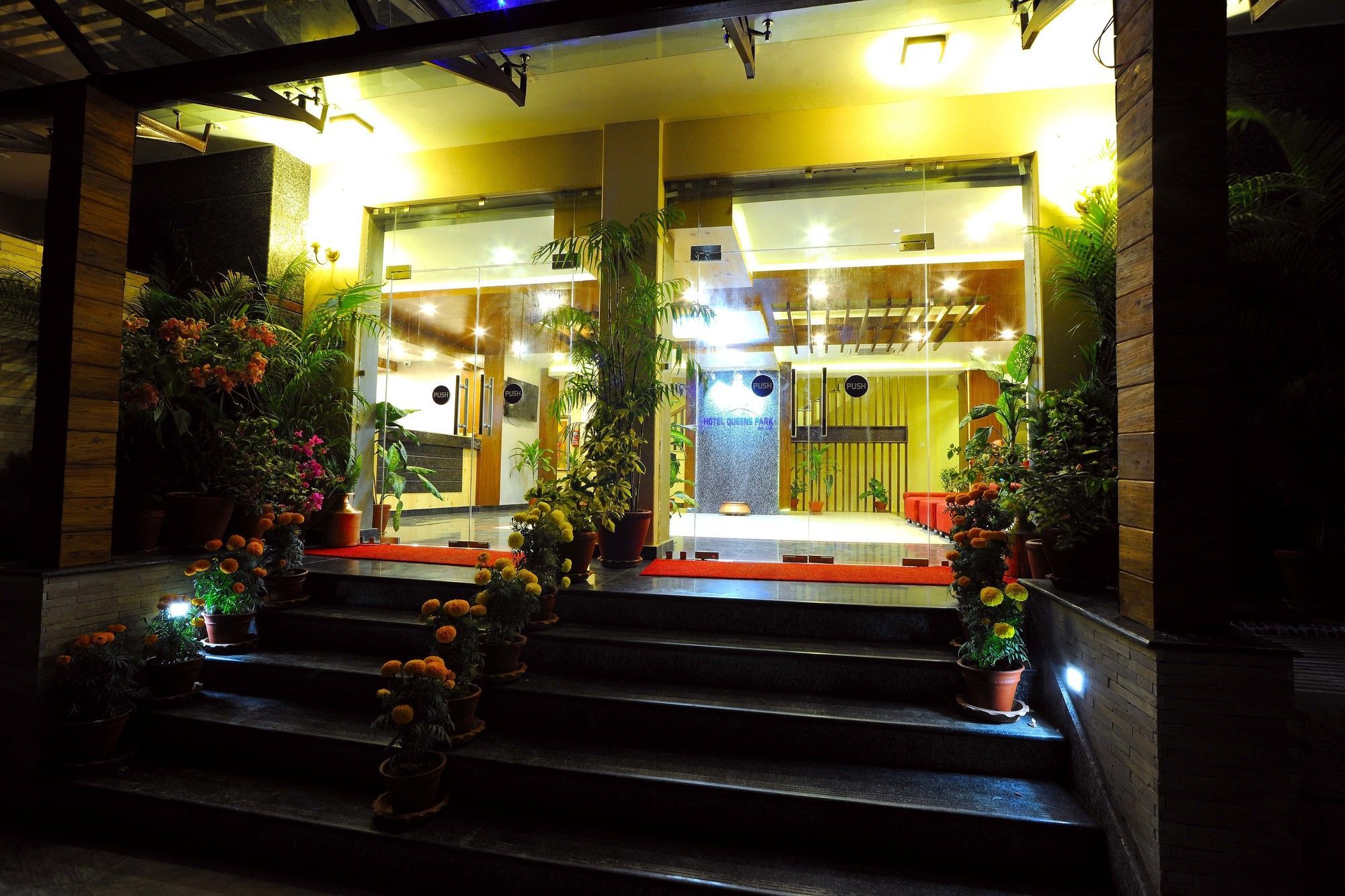 Hotel Queens Park Pokhara Kültér fotó