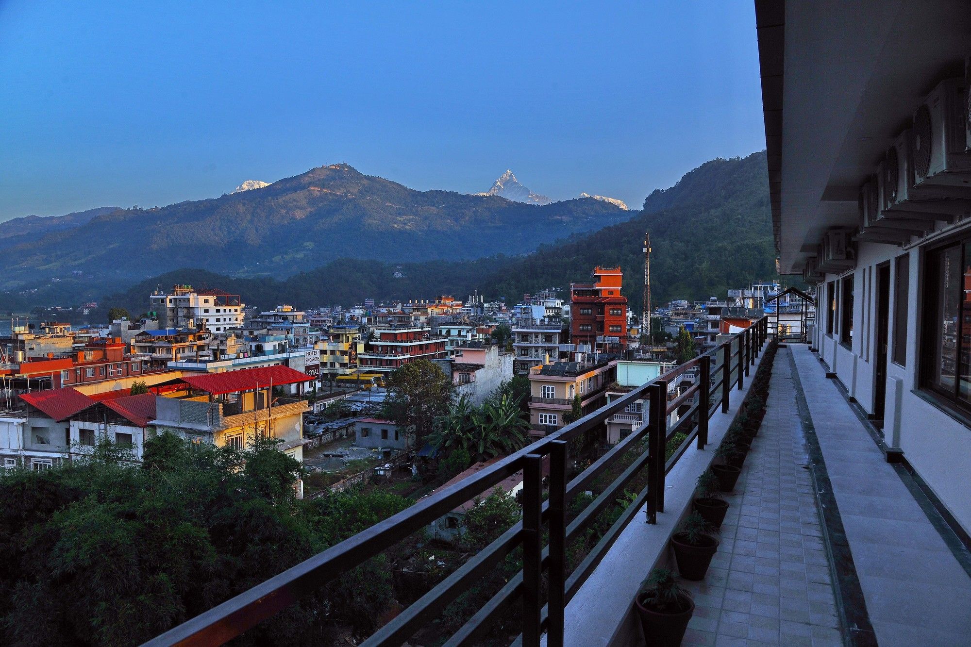 Hotel Queens Park Pokhara Kültér fotó