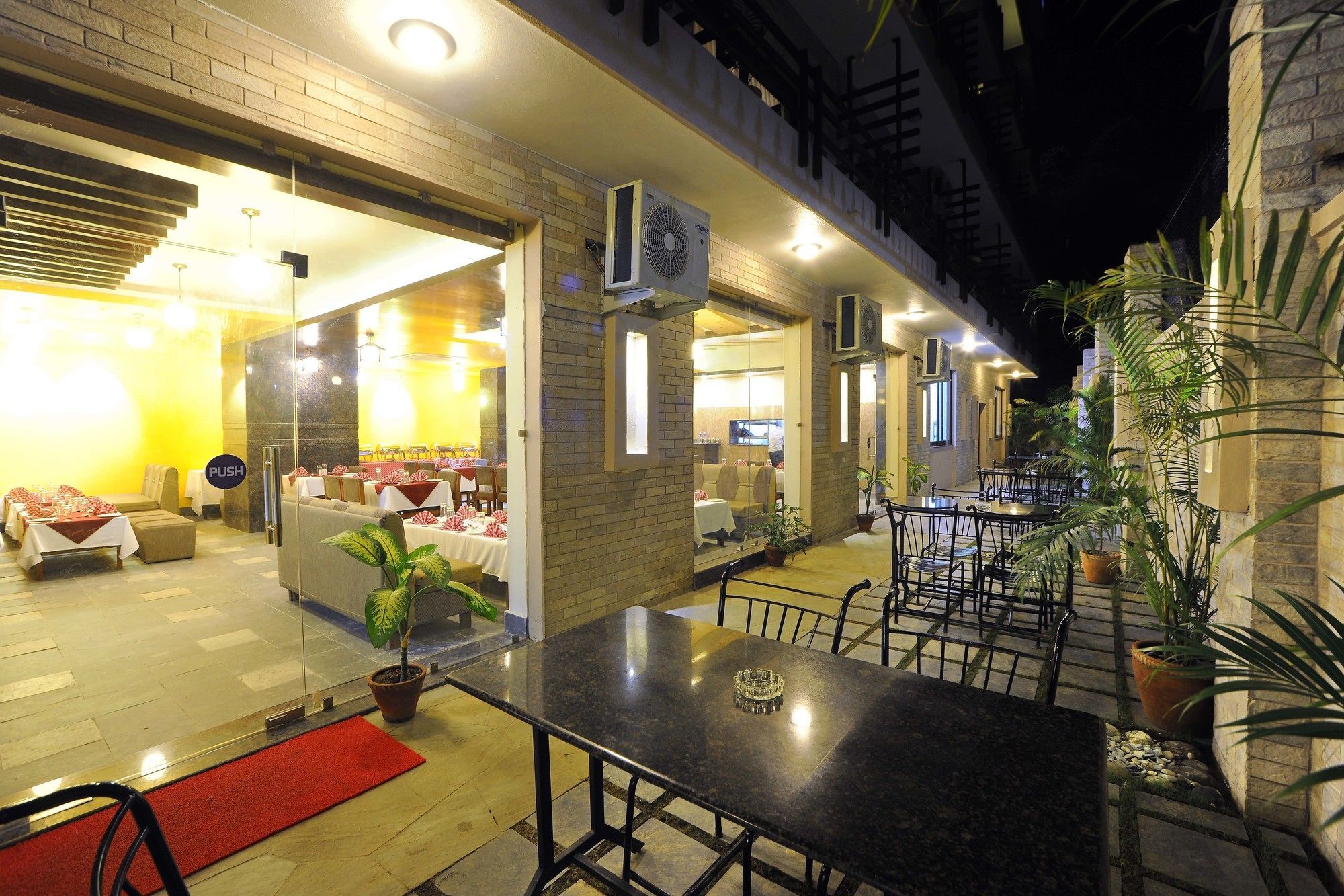 Hotel Queens Park Pokhara Kültér fotó