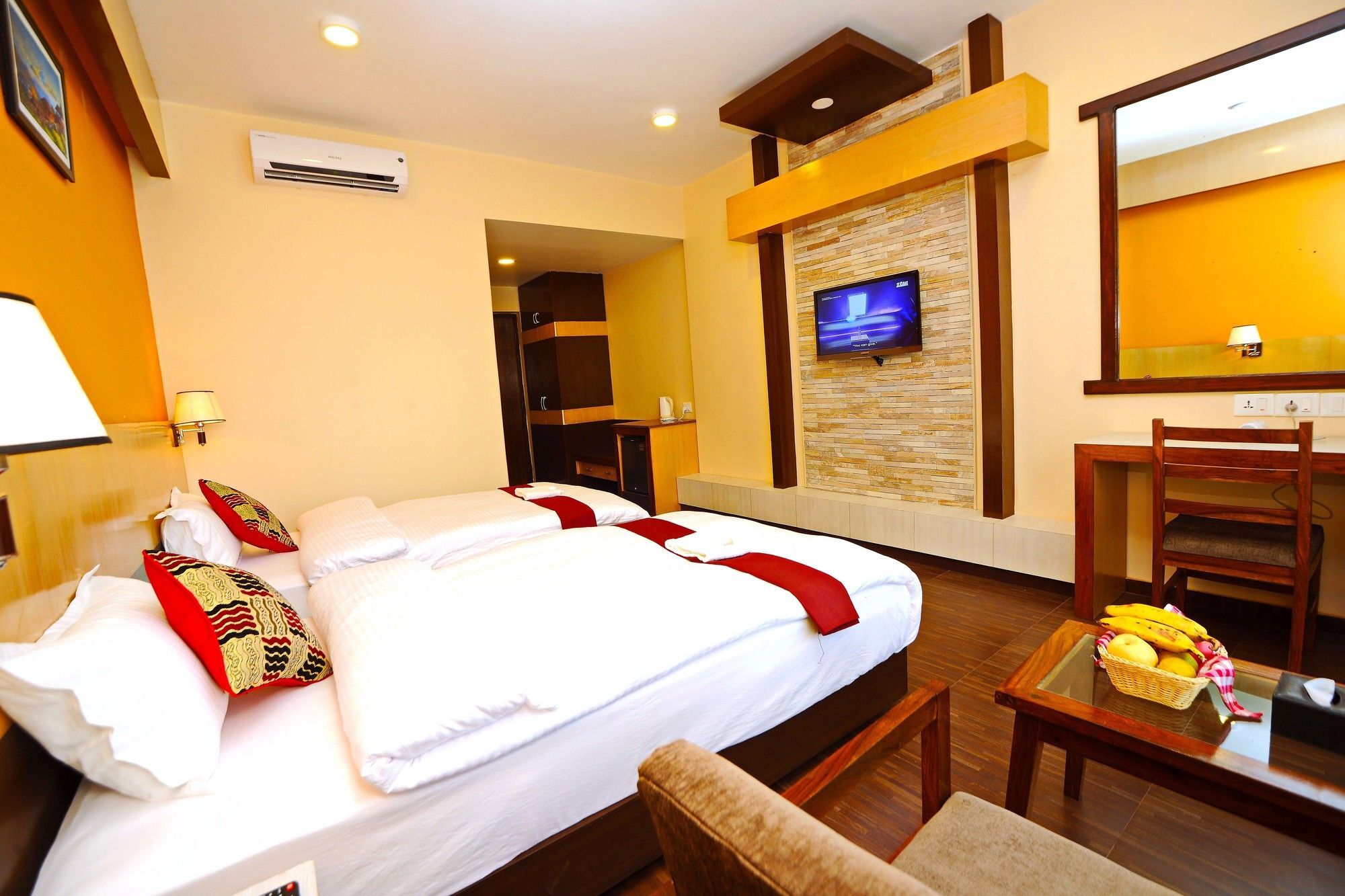 Hotel Queens Park Pokhara Kültér fotó