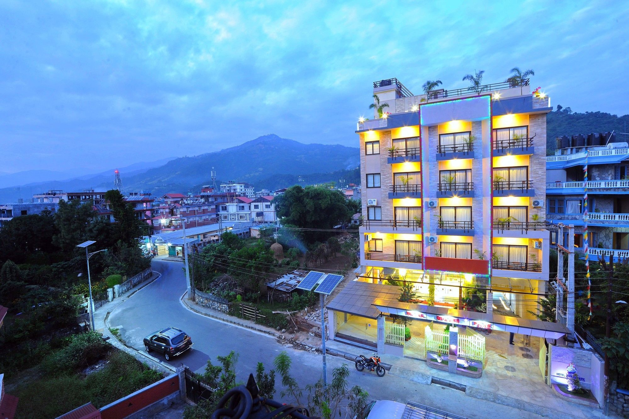 Hotel Queens Park Pokhara Kültér fotó