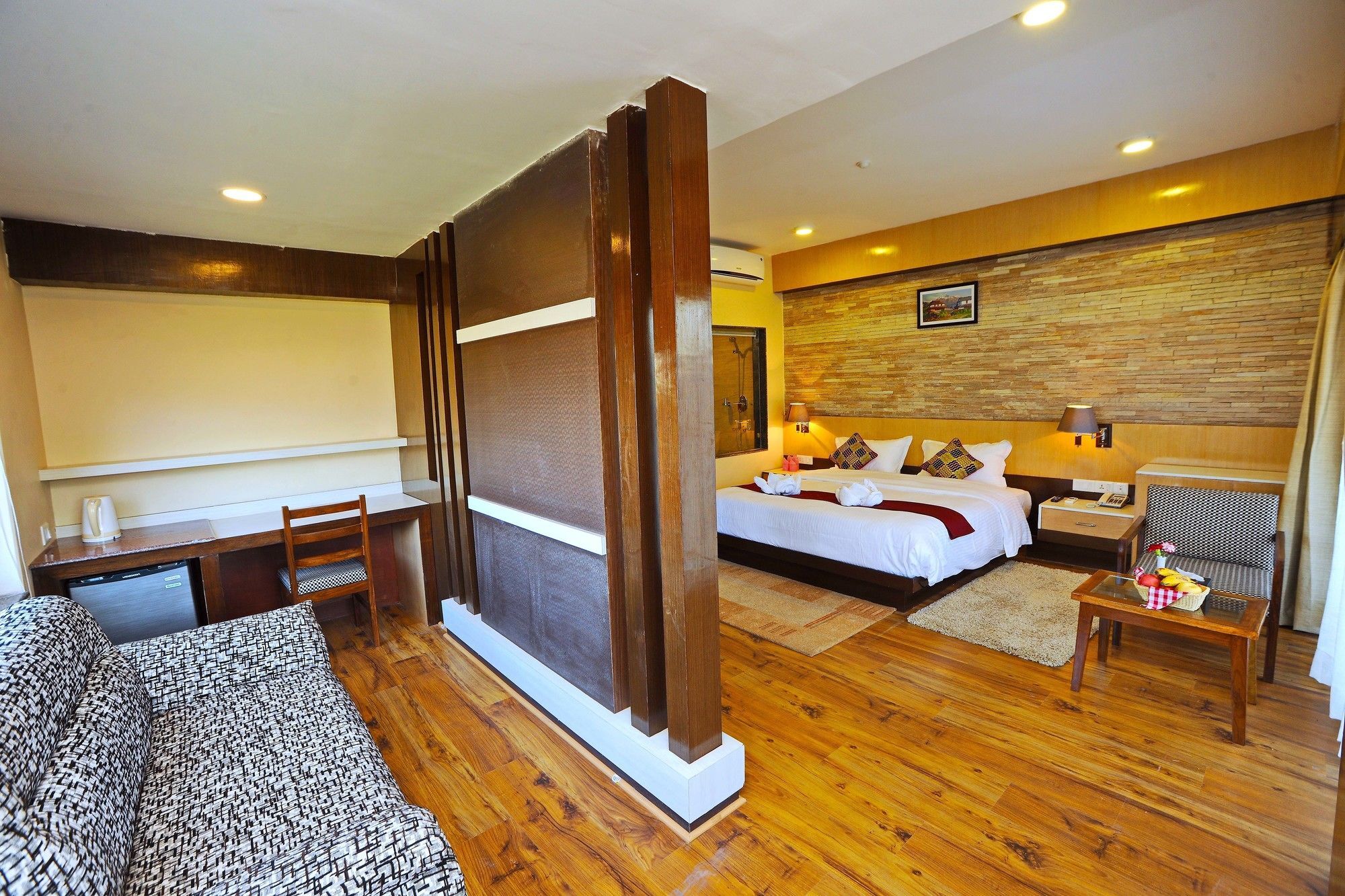Hotel Queens Park Pokhara Kültér fotó