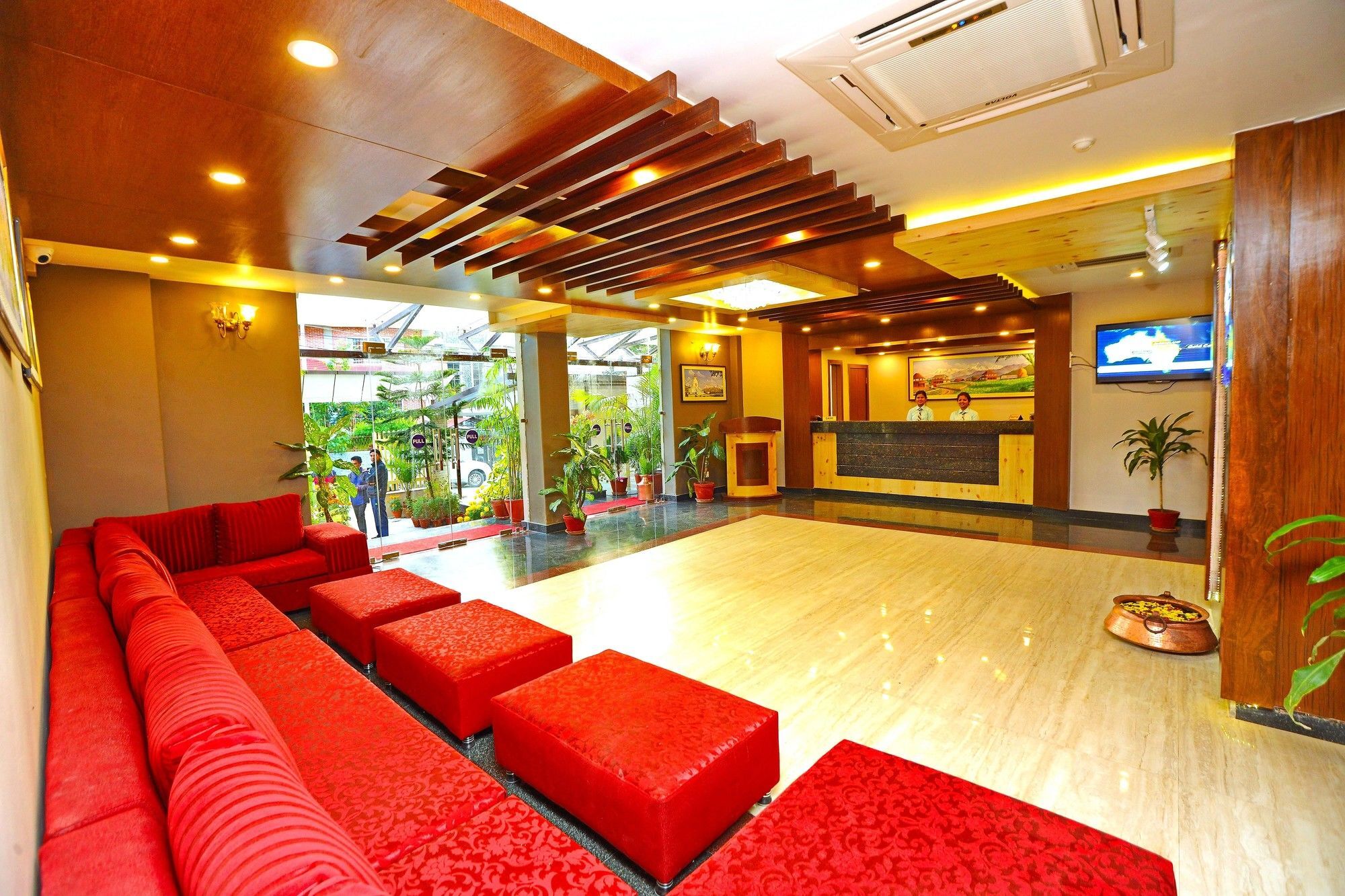 Hotel Queens Park Pokhara Kültér fotó